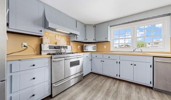25 Meadow Ln, Amityville, NY 11701