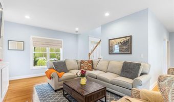 76 Woods Ln, Cranston, RI 02921