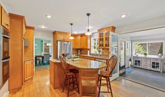28 Woodland Dr, Amherst, NH 03031