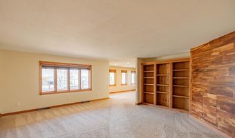 1415 Birchwood Ln, Aberdeen, SD 57401
