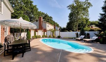 1093 Del Ebro Dr, Ballwin, MO 63011