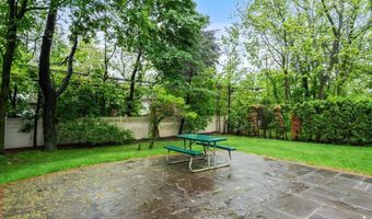 29 Sunset Rd S, Albertson, NY 11507