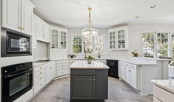 210 Old Plantation Dr W, Beaufort, SC 29907