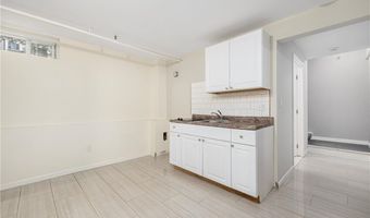 231 Maple Ave 204, Newport, RI 02840