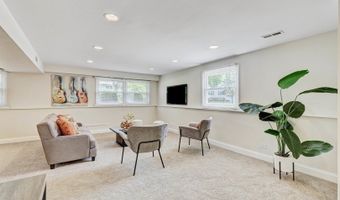 223 W Tanglewood Dr, Arlington Heights, IL 60004