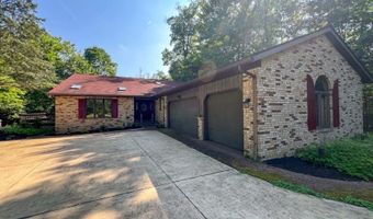 457 E Pioneer Trl, Aurora, OH 44202