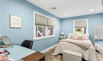 4 James St, Middletown, RI 02842