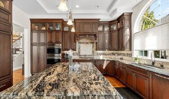 295 Meadowbrook Country Club Est, Ballwin, MO 63011