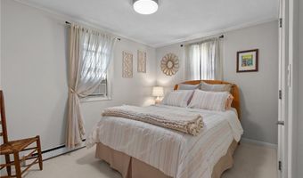 1958 Cranston St, Cranston, RI 02920