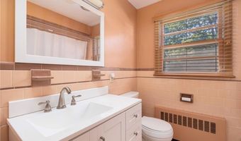 83 FESSENDEN St, Warwick, RI 02886