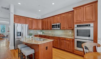 1857 POTOMAC GREENS Dr, Alexandria, VA 22314