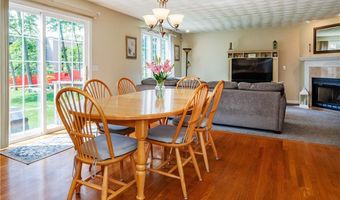 33 Oak Hill Dr, Johnston, RI 02919