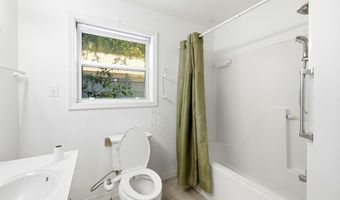 34 7th St, Apalachicola, FL 32320