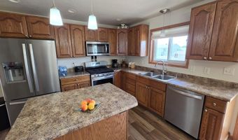 1005 Plum Ln, Aberdeen, SD 57401