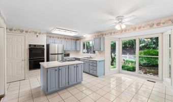 14 Cambridge Circle Ct, Ballwin, MO 63011