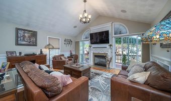 1421 Douglas Ave E, North Providence, RI 02904