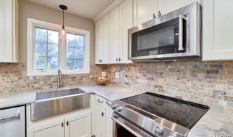 1093 Del Ebro Dr, Ballwin, MO 63011