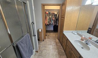 511 Clearwater Cir, Beatrice, NE 68310