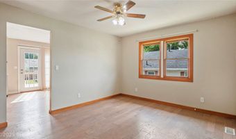 2325 E 40th Ct, Des Moines, IA 50317