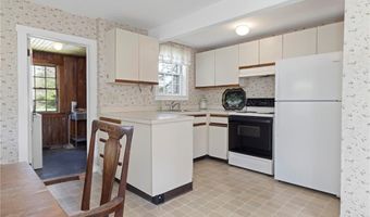 6 Baldwin Rd, Middletown, RI 02842