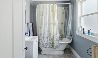 82 Hampshire St, Auburn, ME 04210