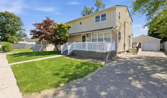 7 Penndale Dr, Amityville, NY 11701
