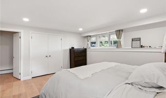 2 Buckingham St, Barrington, RI 02806