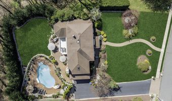 14 Bunker Hill Dr, Middletown, NJ 07748
