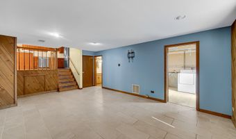 2042 W Spring Ridge Dr, Arlington Heights, IL 60004