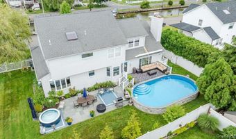 18 South Plz, Amity Harbor, NY 11701