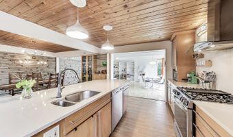 2800 S BRIARWOOD Dr W, Arlington Heights, IL 60005