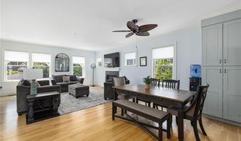 3 Oak St, Middletown, RI 02842