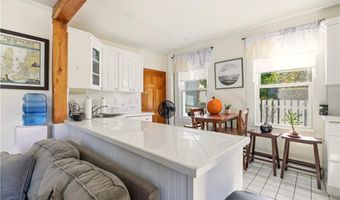 13 Holland St 1, Newport, RI 02840