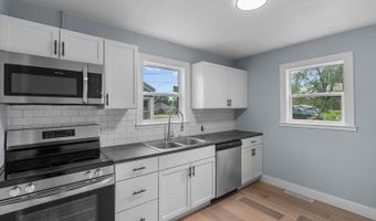 1003 S Rinker Ave, Aurora, MO 65605