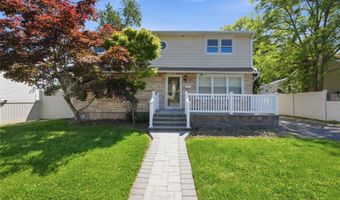 7 Penndale Dr, Amityville, NY 11701