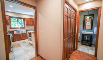 5306 Arapahoe Ln, Madison, WI 53704