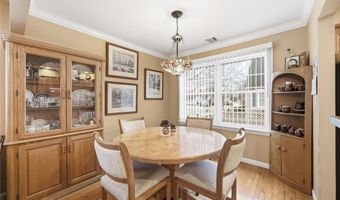 18 Gaylore Dr W, Amityville, NY 11701