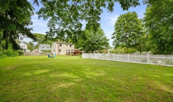 8 Maple Ave, Clinton, CT 06413