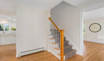 220 Island Dr, Middletown, RI 02842