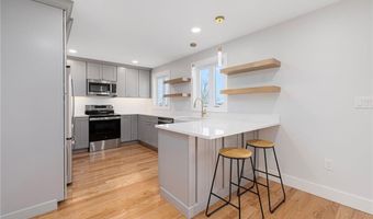 11 Gunning Ct, Middletown, RI 02842