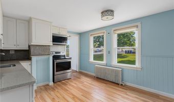 37 Reservoir Rd, Middletown, RI 02842