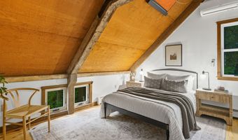 4 Lantern Ln, Bedford, MA 01730