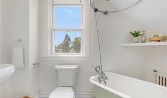 27 Dean Ave 3, Newport, RI 02840