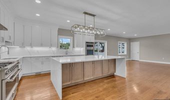 55 Maiden Ln, Bergenfield, NJ 07621