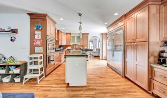 16 Cindy Ln, Bethel, CT 06801