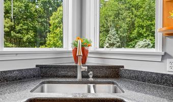 9 Hubbard Rd, Amherst, NH 03031