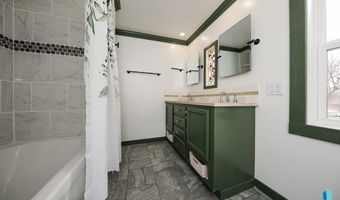 111 N 6th St, Beresford, SD 57004