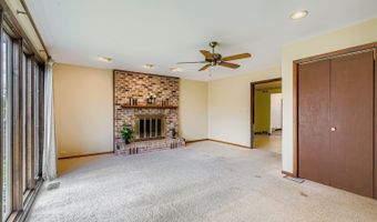 1410 W Lexington Dr, Arlington Heights, IL 60004