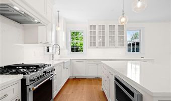 75 Bridge St, Newport, RI 02840