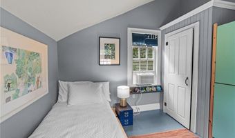 671 County Rd, Barrington, RI 02806